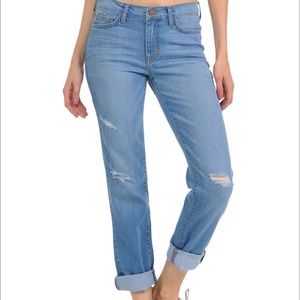 Cropped distressed boyfriend jeans!